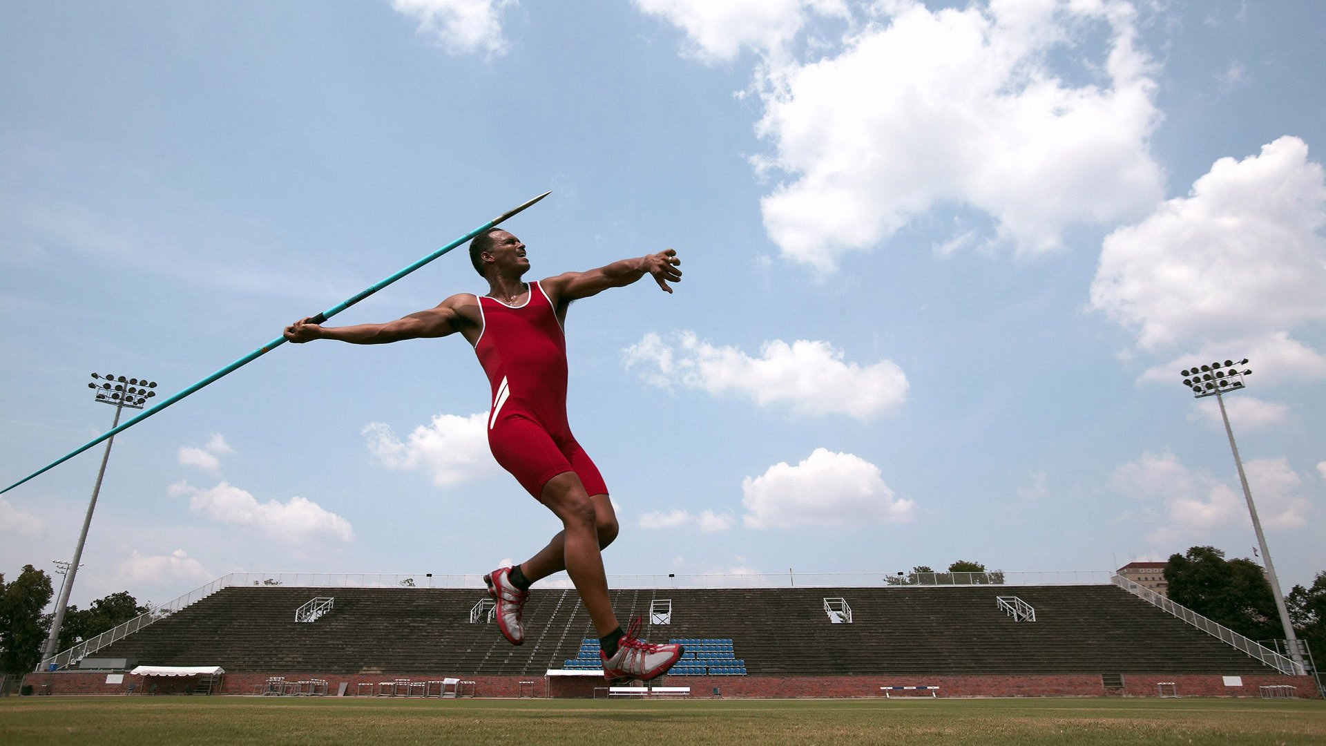 爱游戏网址登录-苏炳添为青少年田径赛事助阵，苏炳添少年记录